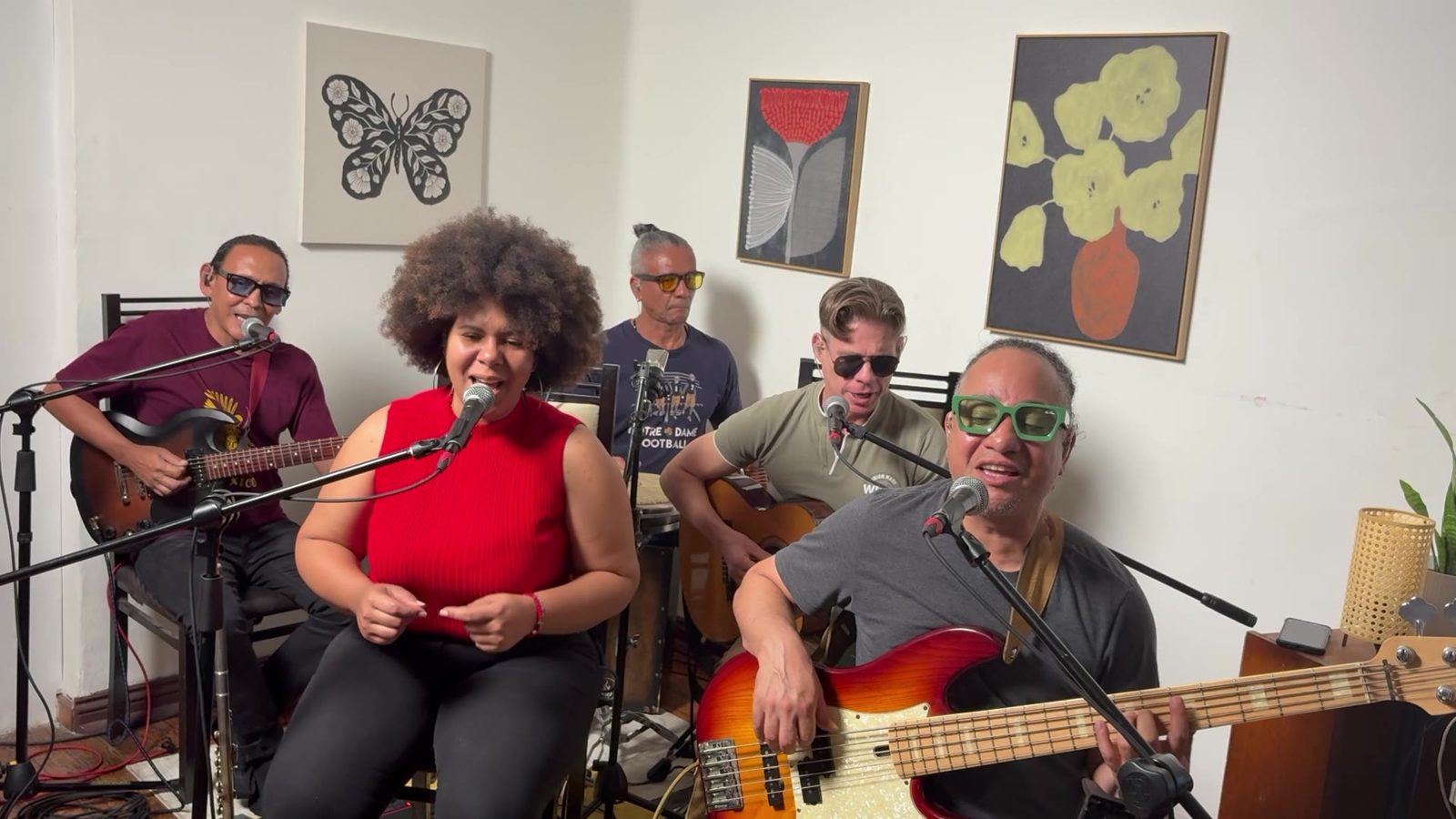 La banda tocando Son de la loma