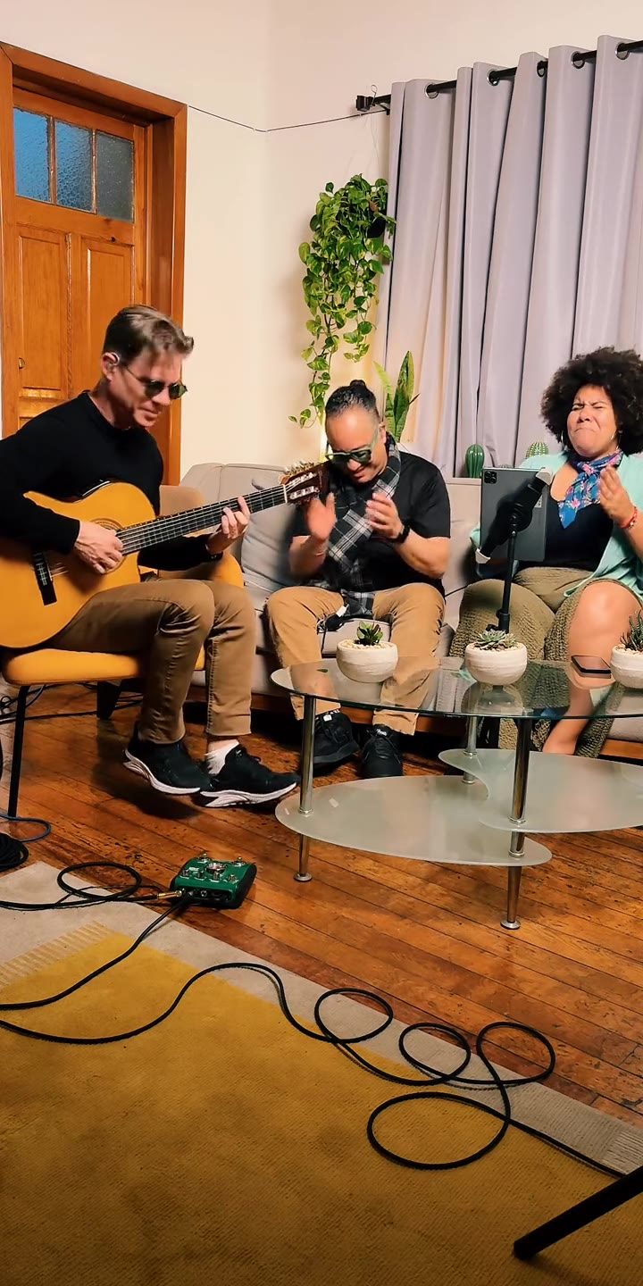 Sesión en una sala con guitarras